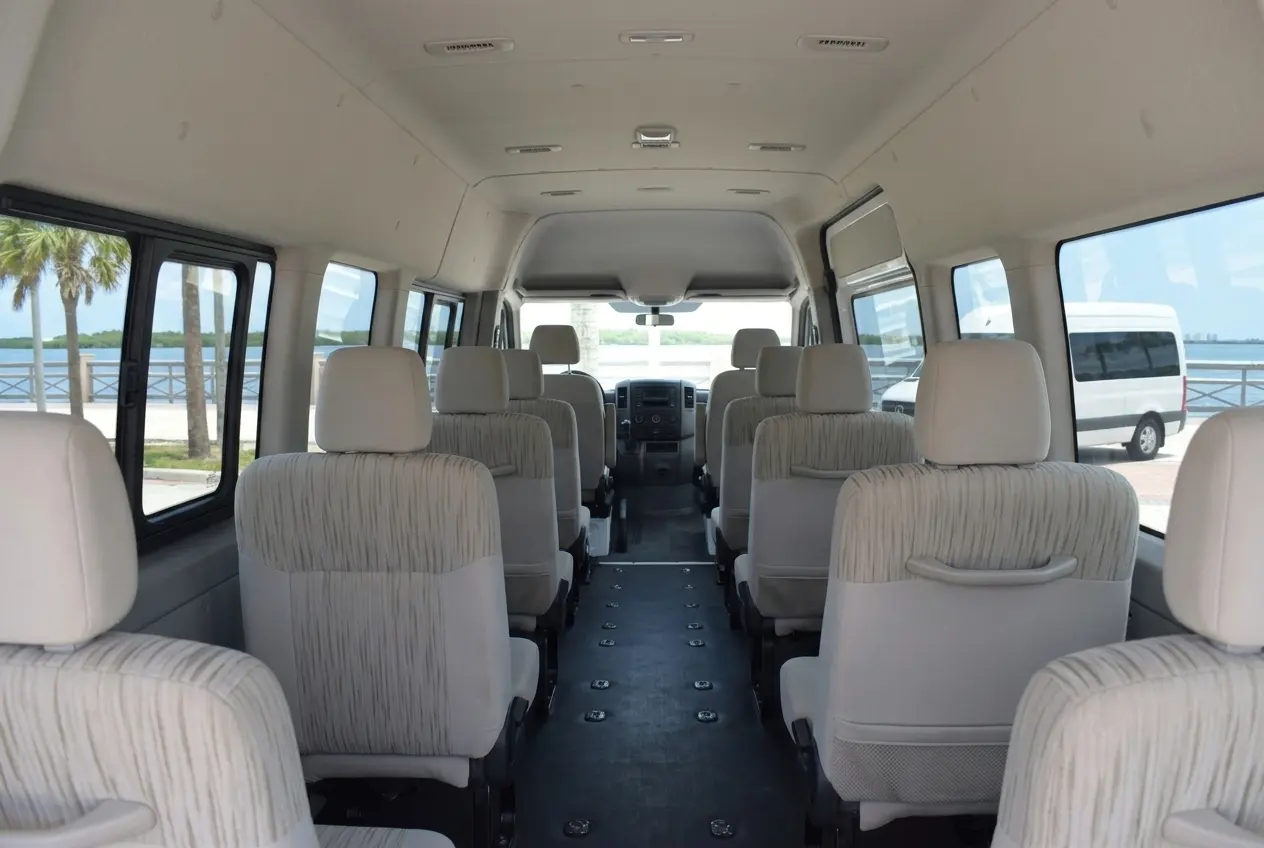 Interior espacioso del Servicio Mini Bus para grupos grandes
