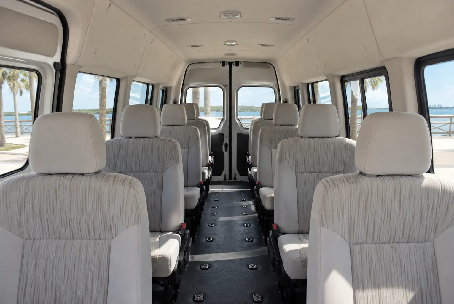 Pasillo y asientos amplios del Servicio Mini Bus
